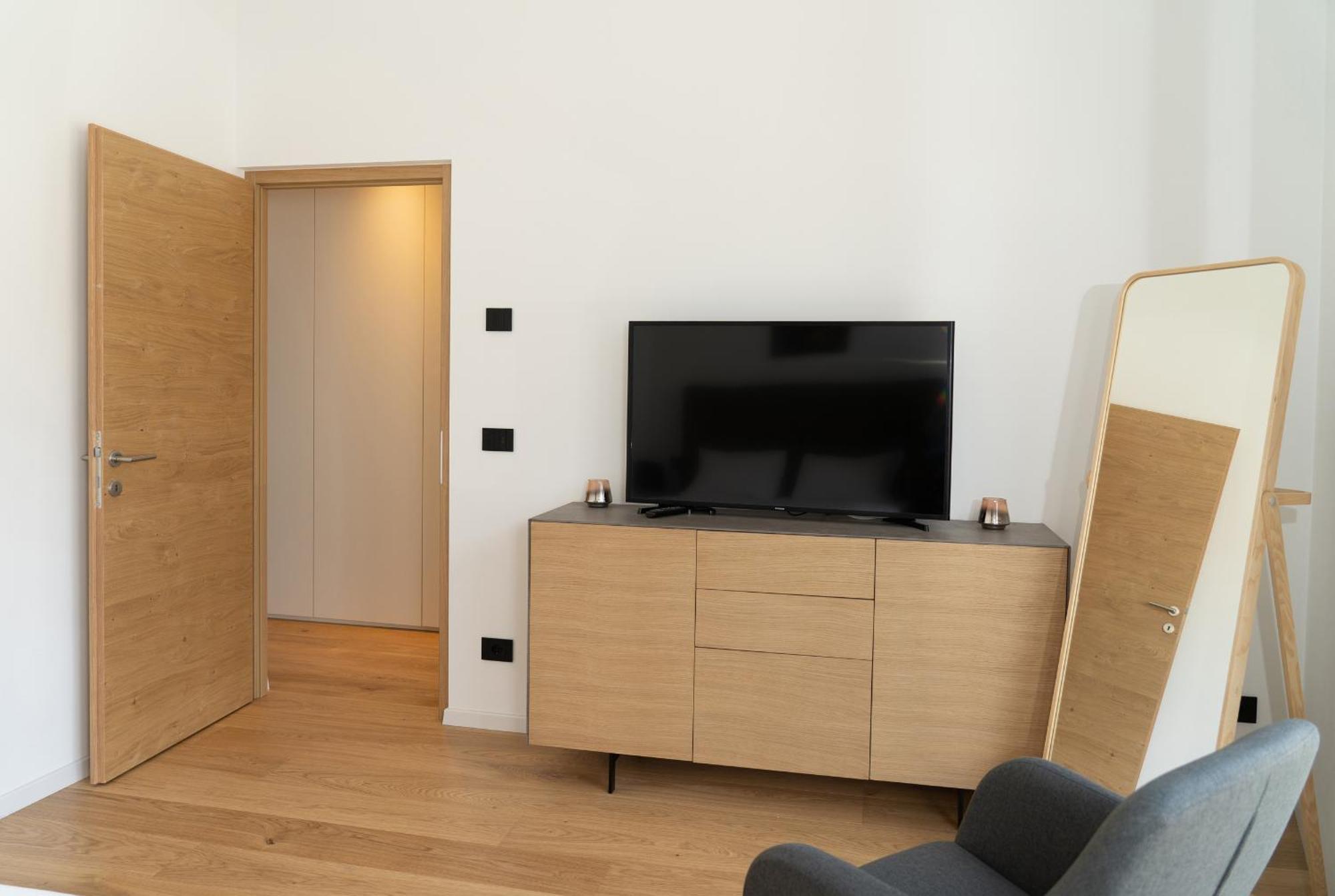 Serviced By De Charme Apartment Laveno